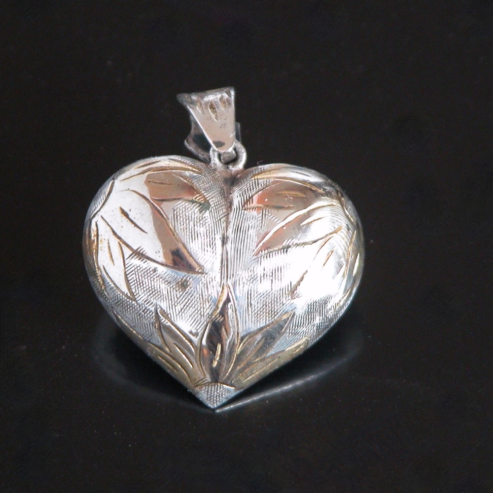 Antique Puffy Silver Etched Heart Pendant - Picture 1 of 4